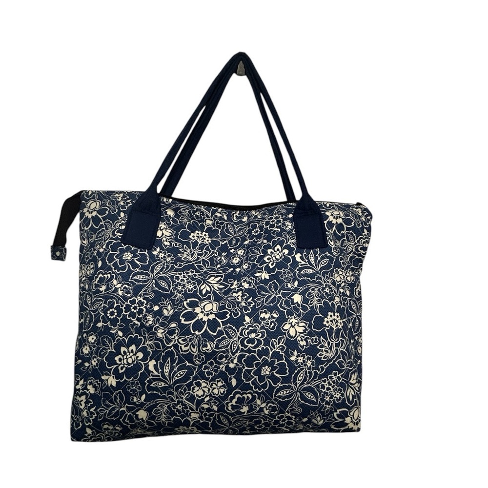 5/$25 Large quilted blue and white floral printed, zippered tote - Picture 3 of 10